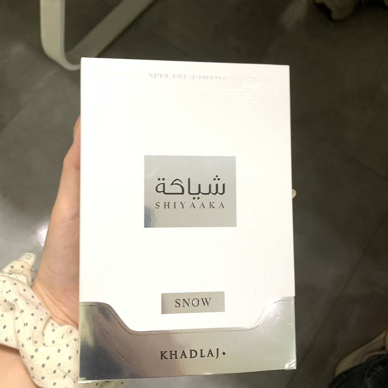 KHADLAJの白と黒を基調としたニュートラルな香りの香水が - Jeans のレビューと価格